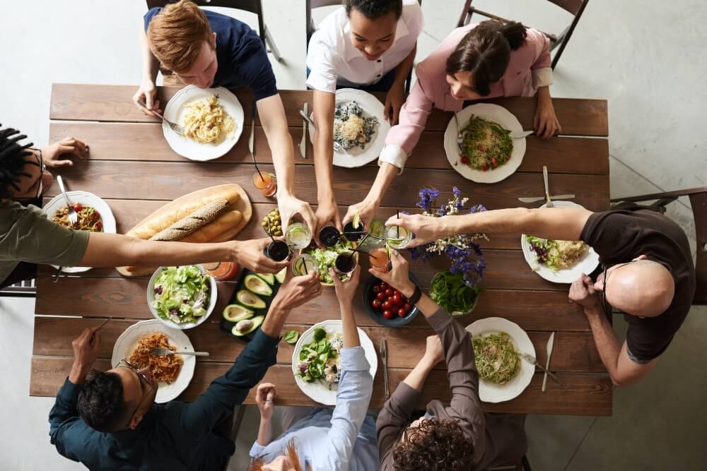Personas almorzando.