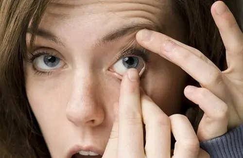 quitar lente de contacto