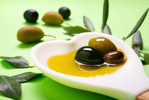 El aceite de oliva es una grasa buena para el corazón.