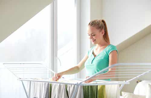 Secar la ropa en un tendedero dentro de casa