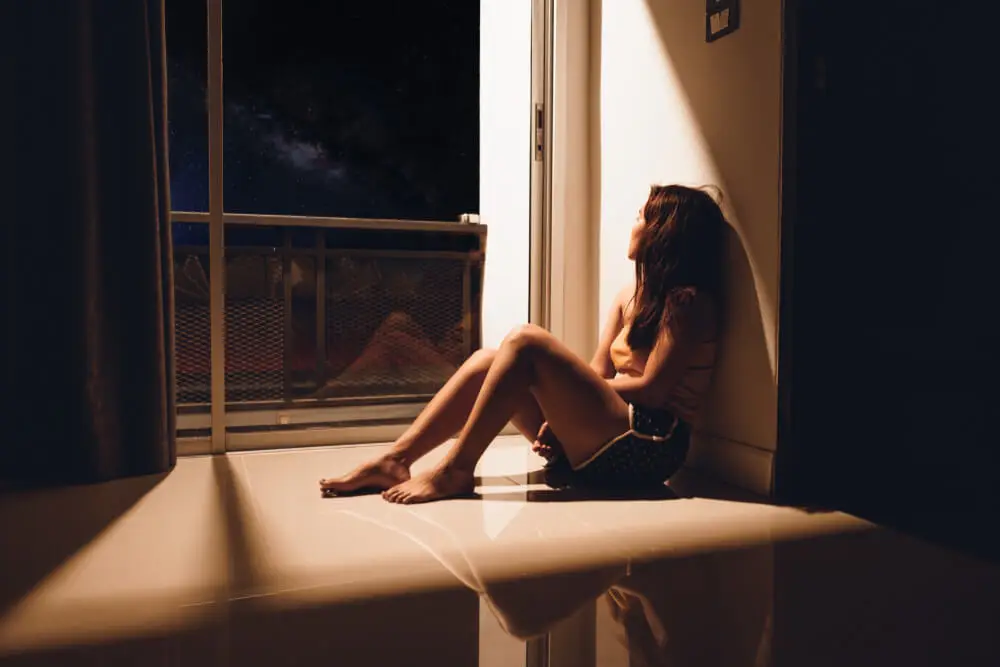 Mulher olhando pela janela