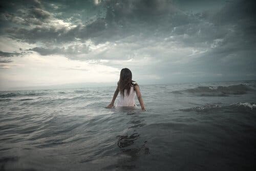 Mulher em mar agitado
