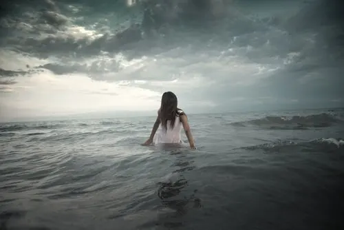 Mulher em mar agitado
