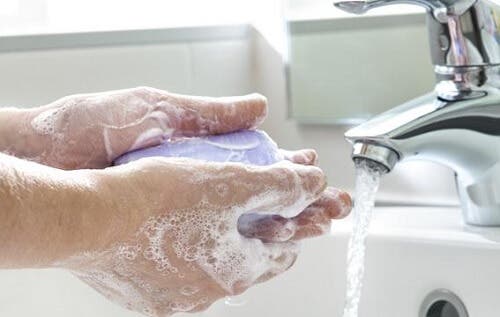 4 partes del cuerpo que no deberías tocar con las manos