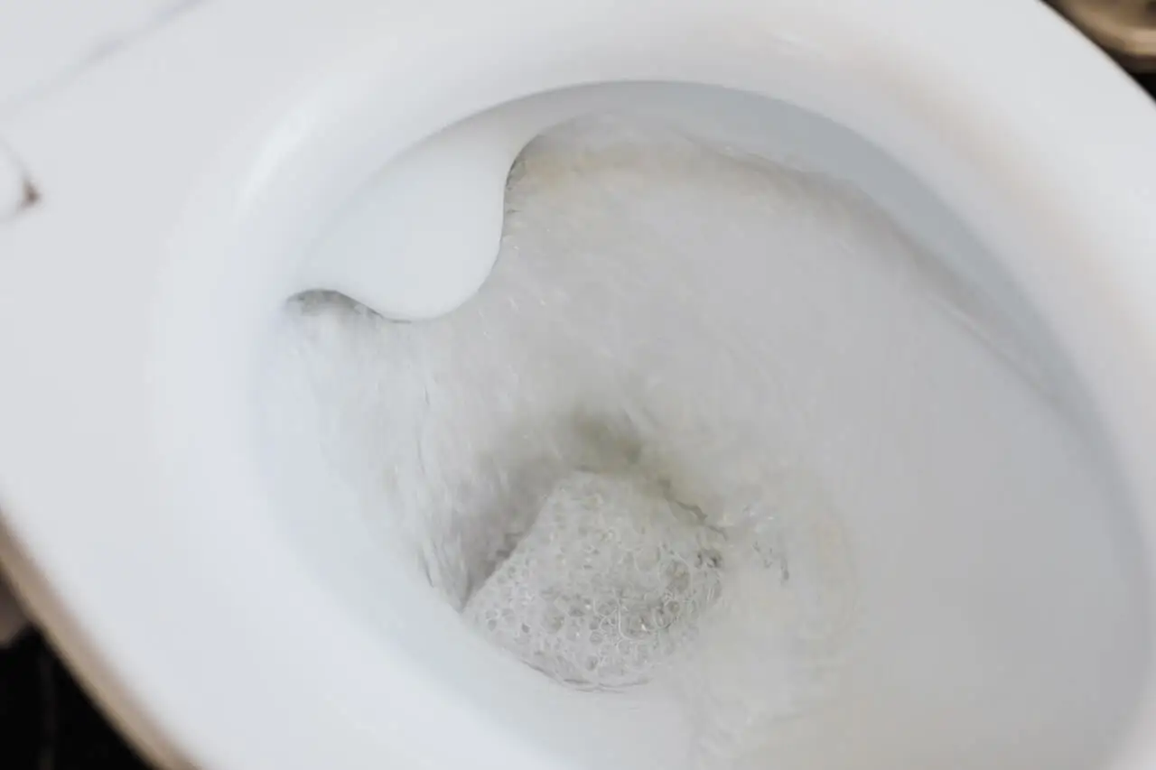 Necesidad de ir al baño, uno de los problemas para dormir más comunes