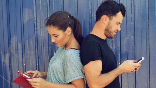 pareja-redes-sociales