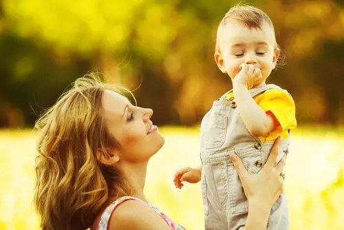Madre-sujetando-a-su-hijo