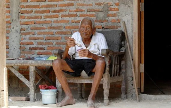La increíble historia de Mbah Gotho, el hombre que decía tener 146 años