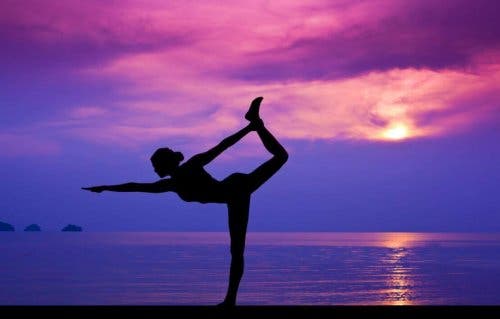 Mujer-haciendo-yoga-en-la-playa