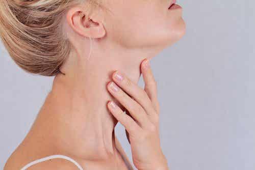 El tiroides se ubica por encima de la clavícula.