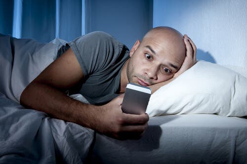 El móvil ocasiona insomnio