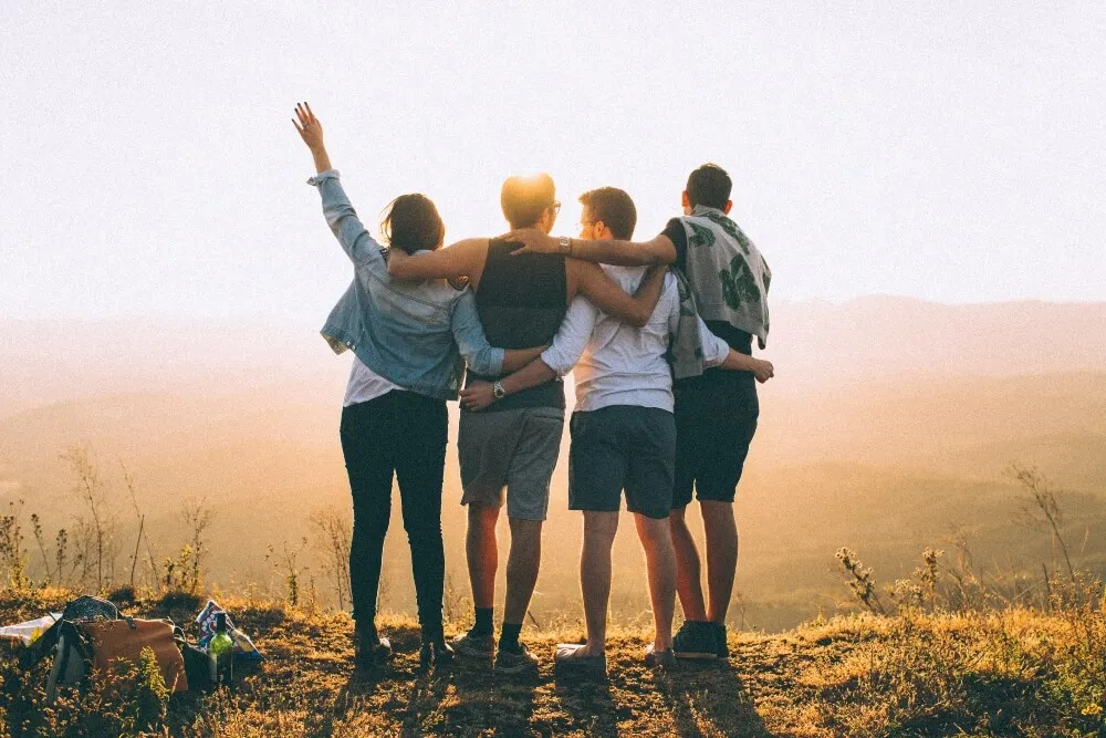 Abrazo grupal entre amigos.