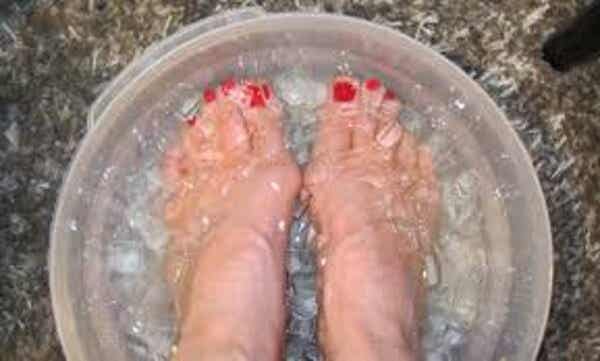 Agua fría con hielo para los pies