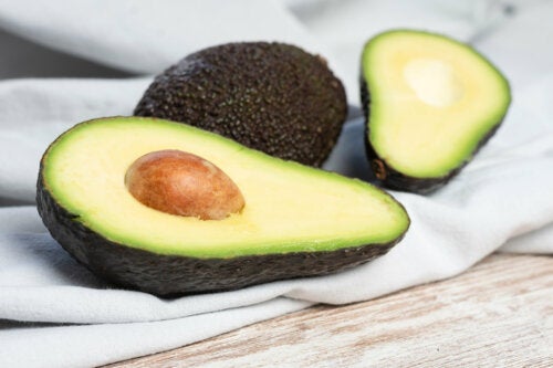Usa la semilla del aguacate para combatir la celulitis
