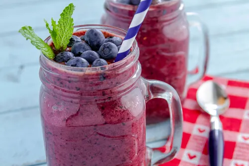 Batido morado superantioxidante de arándanos, acai y chía