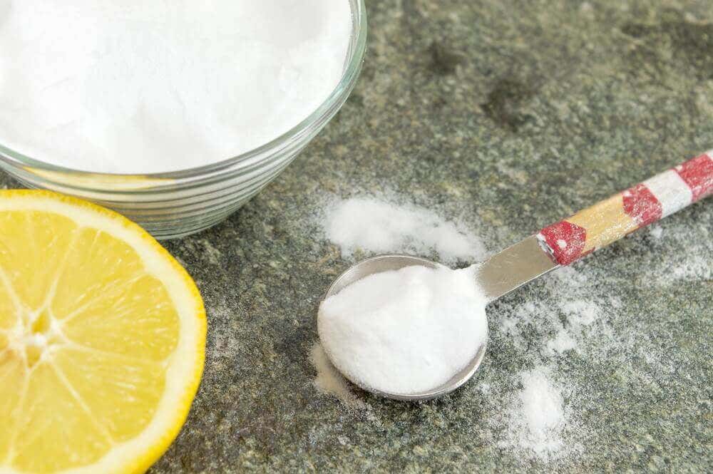 Bicarbonato de sodio y limón.