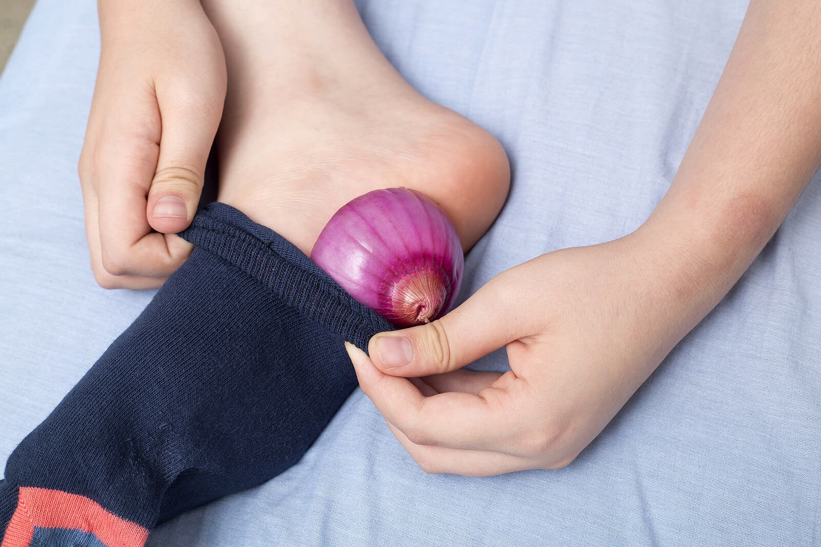 Avantages de dormir avec un oignon sur les pieds la nuit.