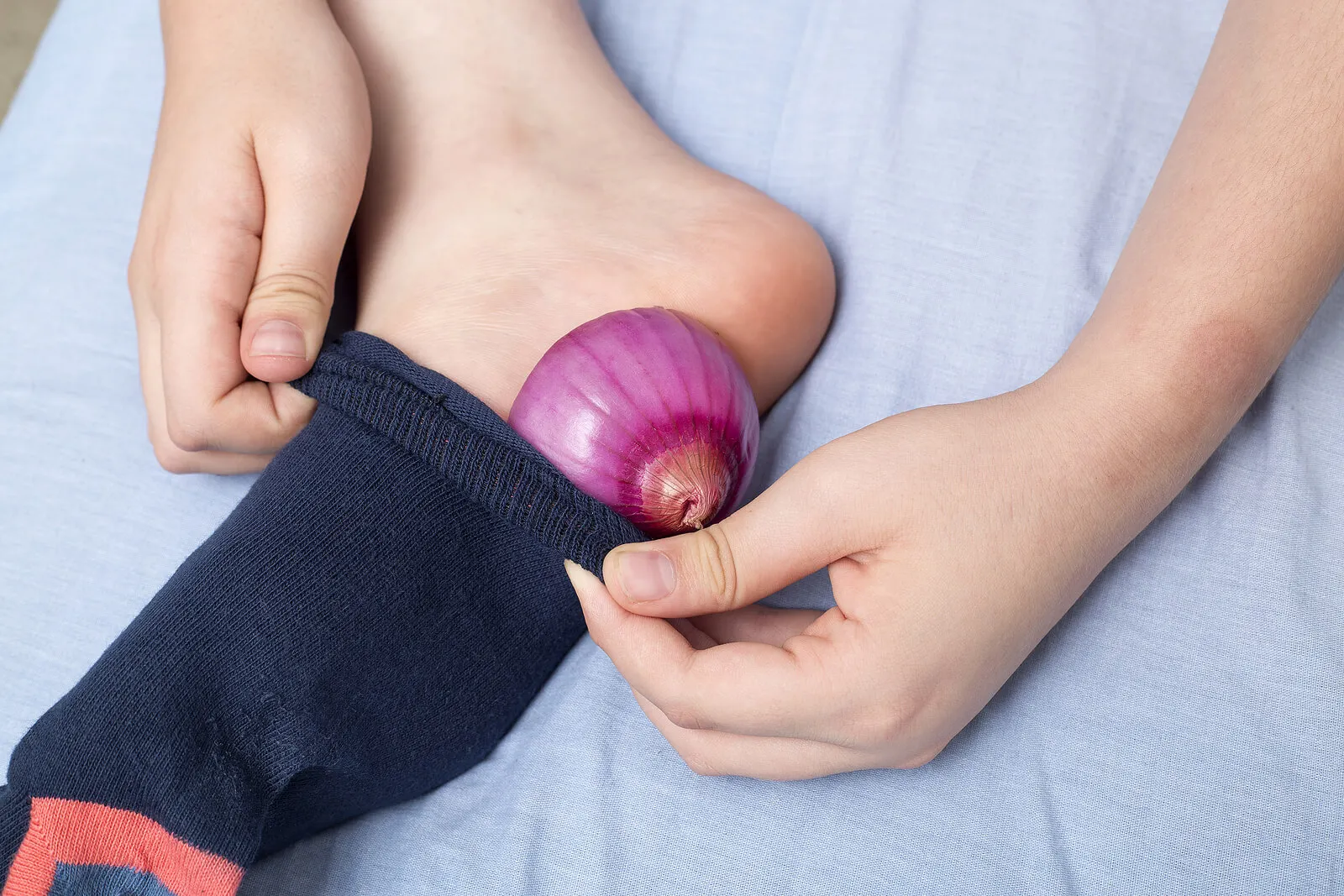 Avantages de dormir avec un oignon sur les pieds la nuit.