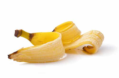 Cáscara de plátano para eliminar las verrugas de los dedos