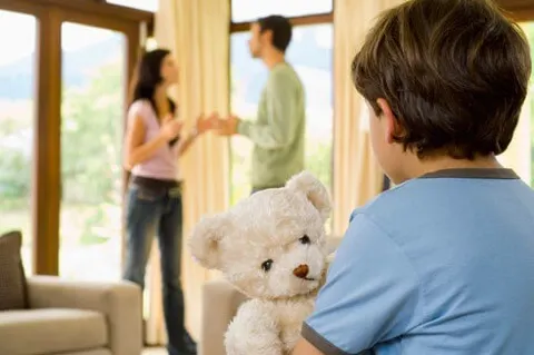 Los padres separados hablan mal el uno del otro y el niño sufre las consecuencias