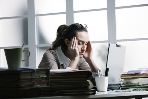 Femeie de afaceri cu o durere de cap din cauza stresului