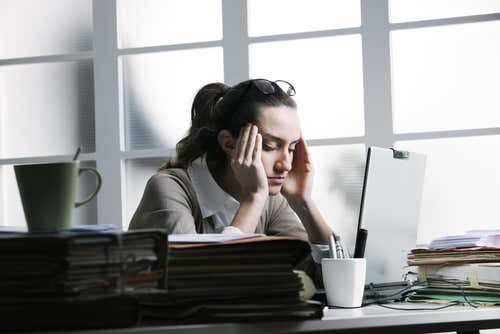 empresaria con dolor de cabeza por estrés