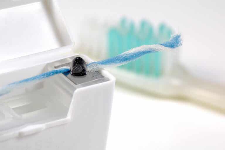 ¿Es bueno o malo usar hilo dental? Todo lo que debes saber