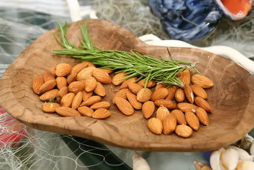 Cómo limpiar el cutis con almendra y agua de romero