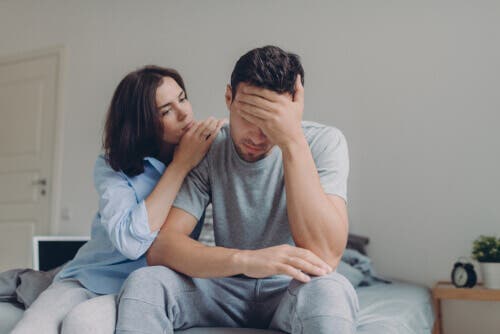 Mujer preocupada por su marido