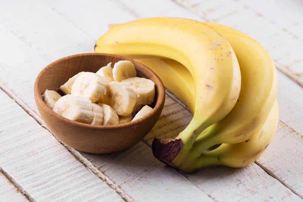 Plátanos enteros y picados en un bol