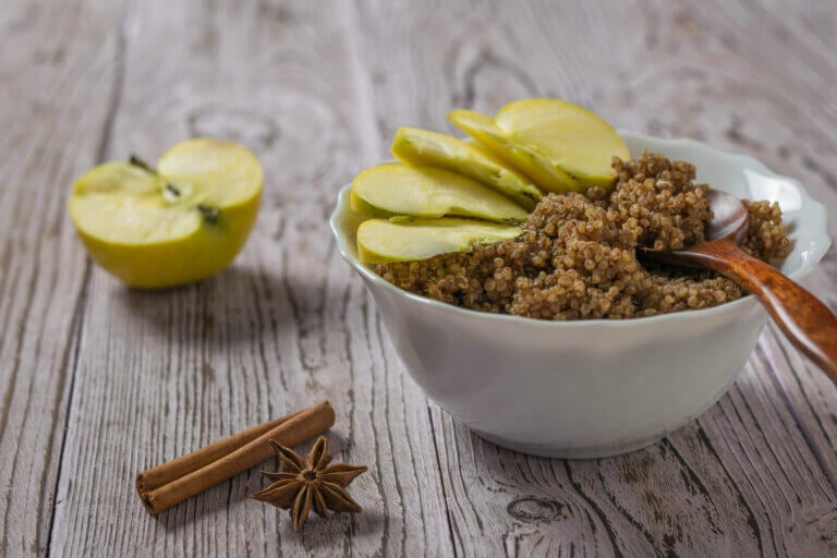 Beneficios de tomar quinoa con manzana y canela en tu desayuno