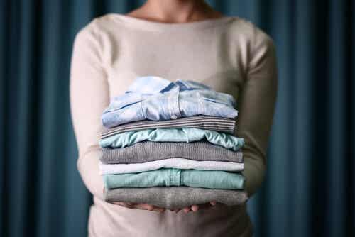 Lavar la ropa con productos naturales es beneficioso.