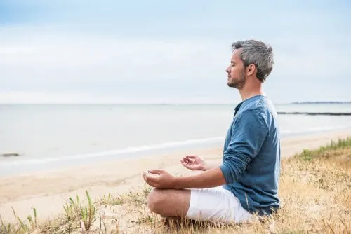 hombre-practicando-yoga