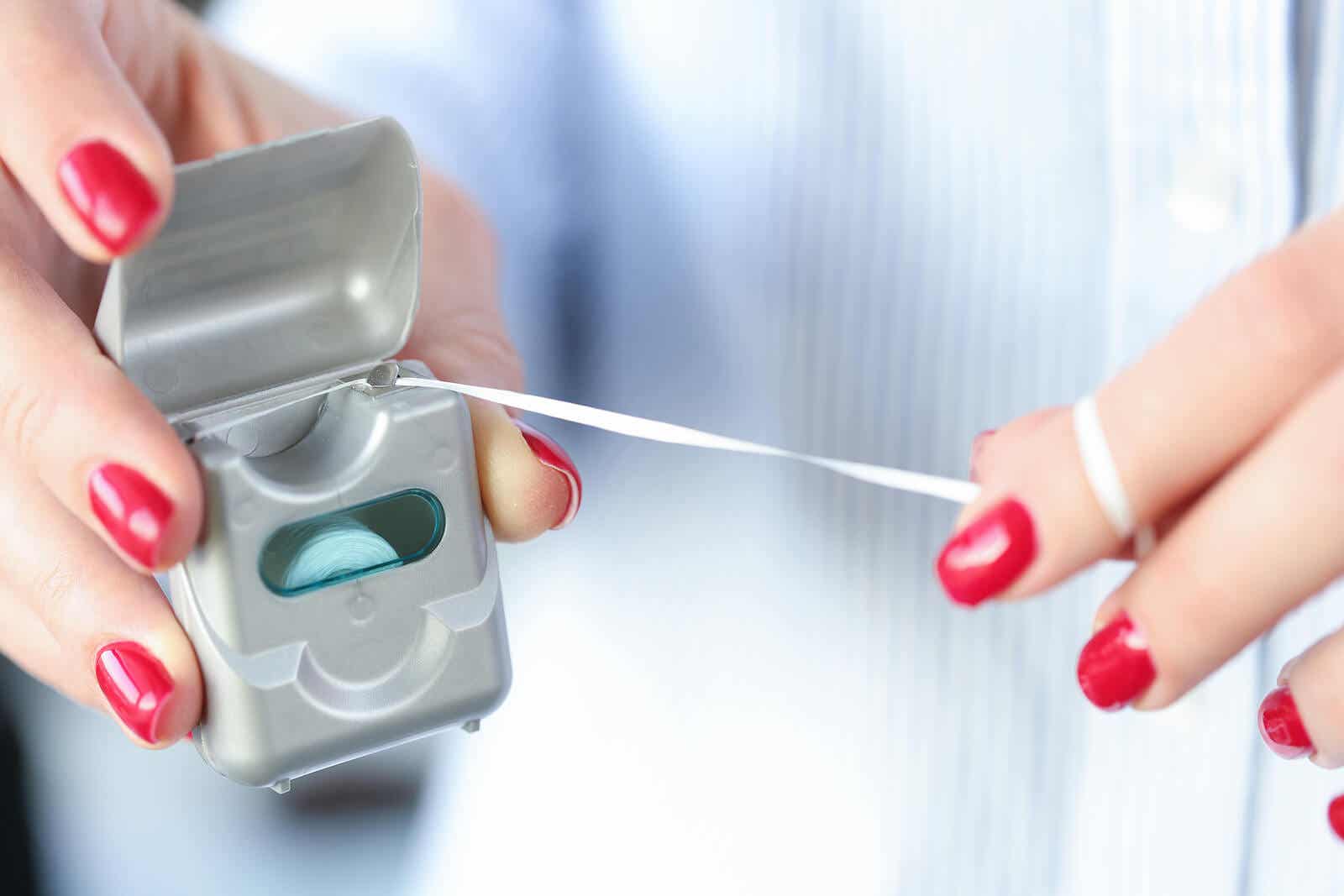 Comment utiliser correctement le fil dentaire ?