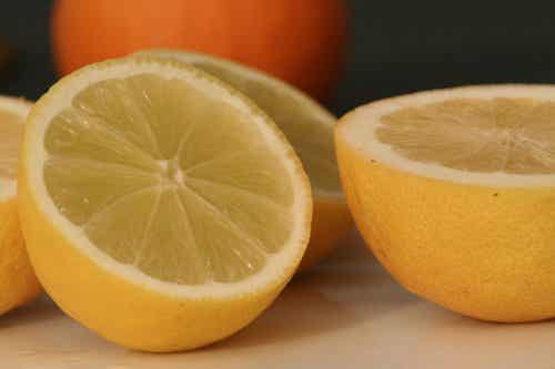 Bebe agua con limón por las mañanas para desintoxicar el hígado
