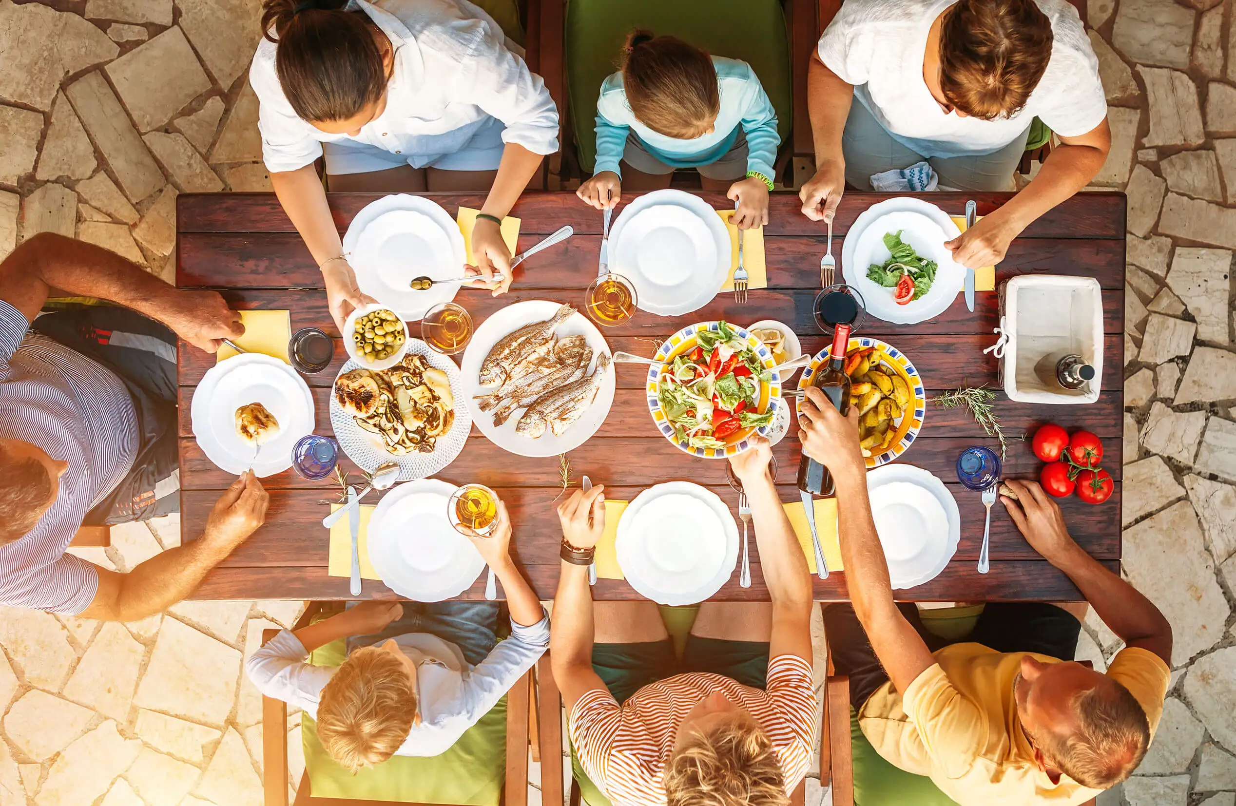 Las familias felices suelen reunirse para comer.