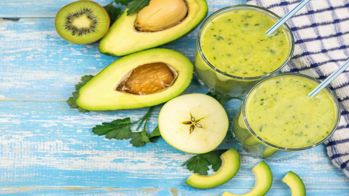 Bebida de kiwi, aguacate y pera.