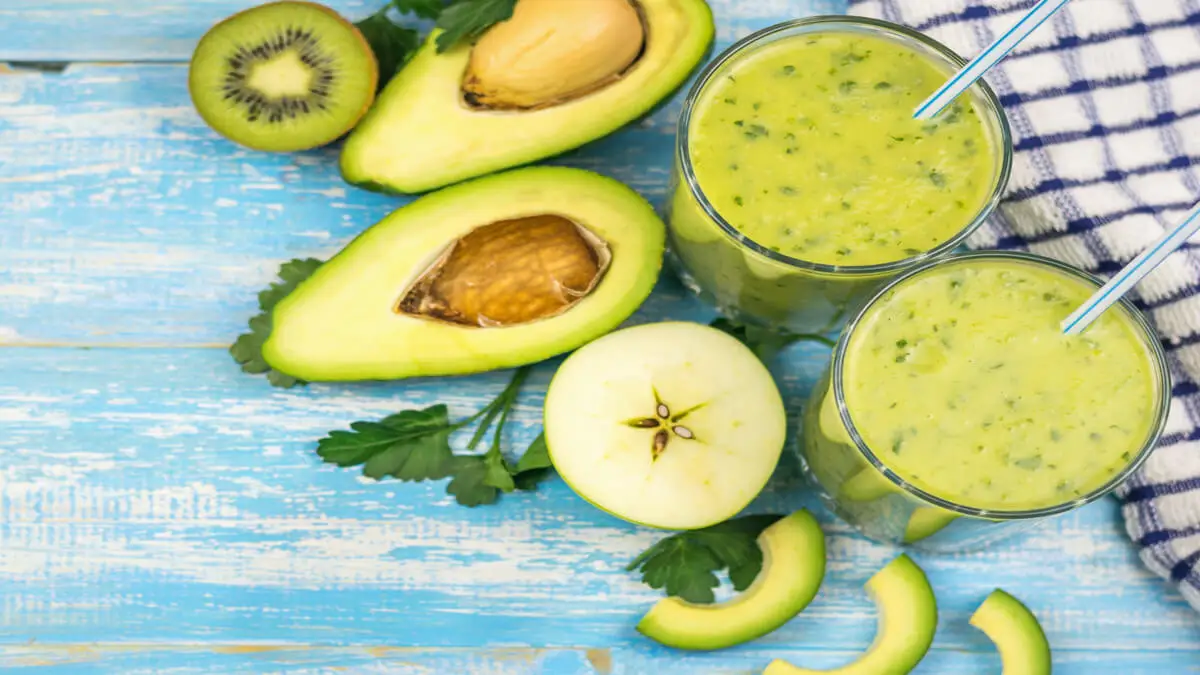 Bebida de kiwi, aguacate y pera.