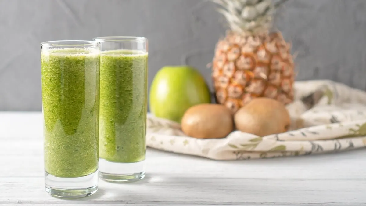 Batido de kiwi y piña con leche de coco.