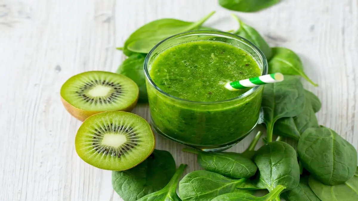 Batido verde de kiwi y espinacas.
