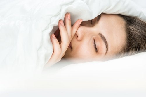 ¿Abrigarse o poner mantas? Cómo dormir cuando hace frío