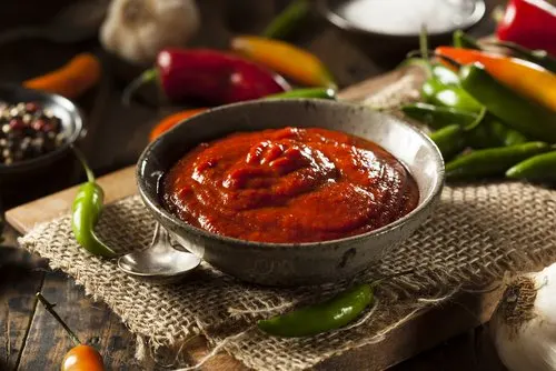 Alimenti che peggiorano l'acne, salsa piccante.