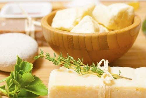 Manteca de karité para curar labios agrietados