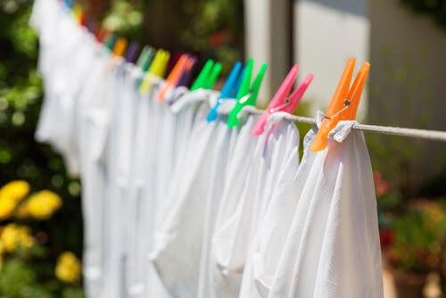 Para resaltar el blanco de la ropa
