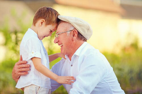 abuelo-y-nieto-riendo-juntos