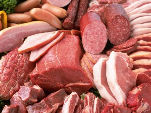 Carne de animales de granja con hormonas y productos químicos que dañan nuestra piel y organismo
