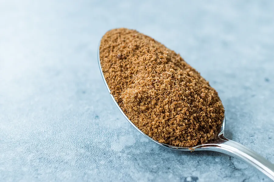Cuchara con aceite de coco.