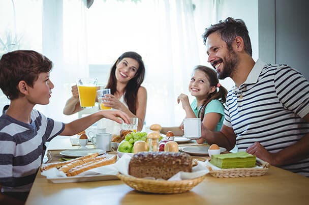 Familia desayunando con calma