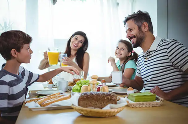 Familia desayunando con calma