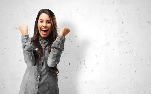 mujer feliz simbolizando el autoconocimiento